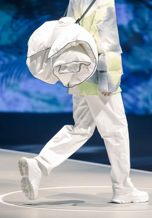 聯(lián)名 跨界 創(chuàng)新設(shè)計(jì)羽絨 gxg首發(fā)羽絨行業(yè)超級(jí)品類(lèi)